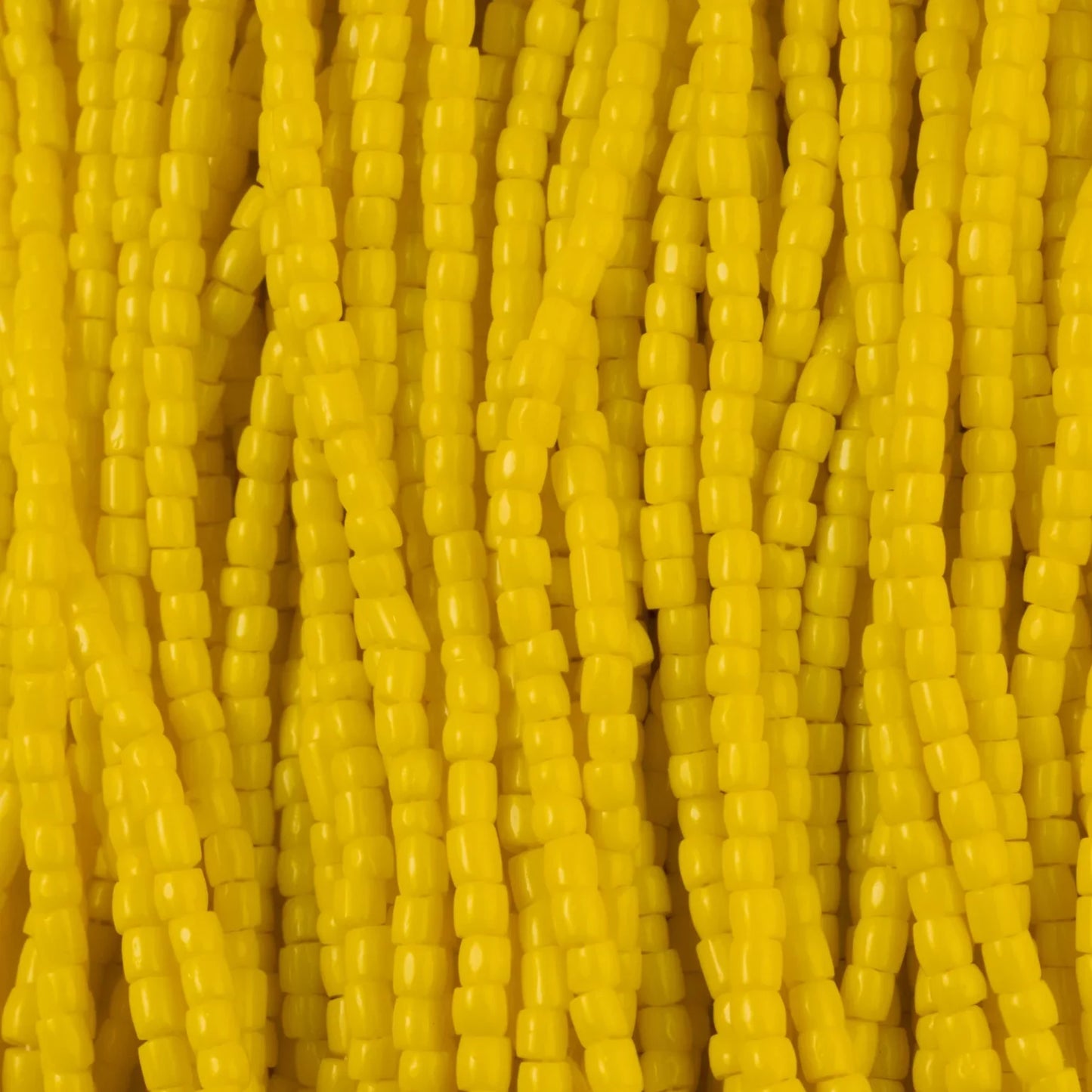 Cuentas de semillas checas de 3 cortes, calibre 9/0, opacas, de color amarillo claro, ensartadas