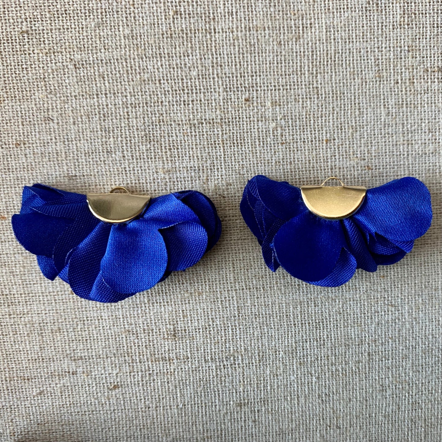Pompons en pétales de rose, vendus par paires, voir les autres options de couleur dans le menu déroulant