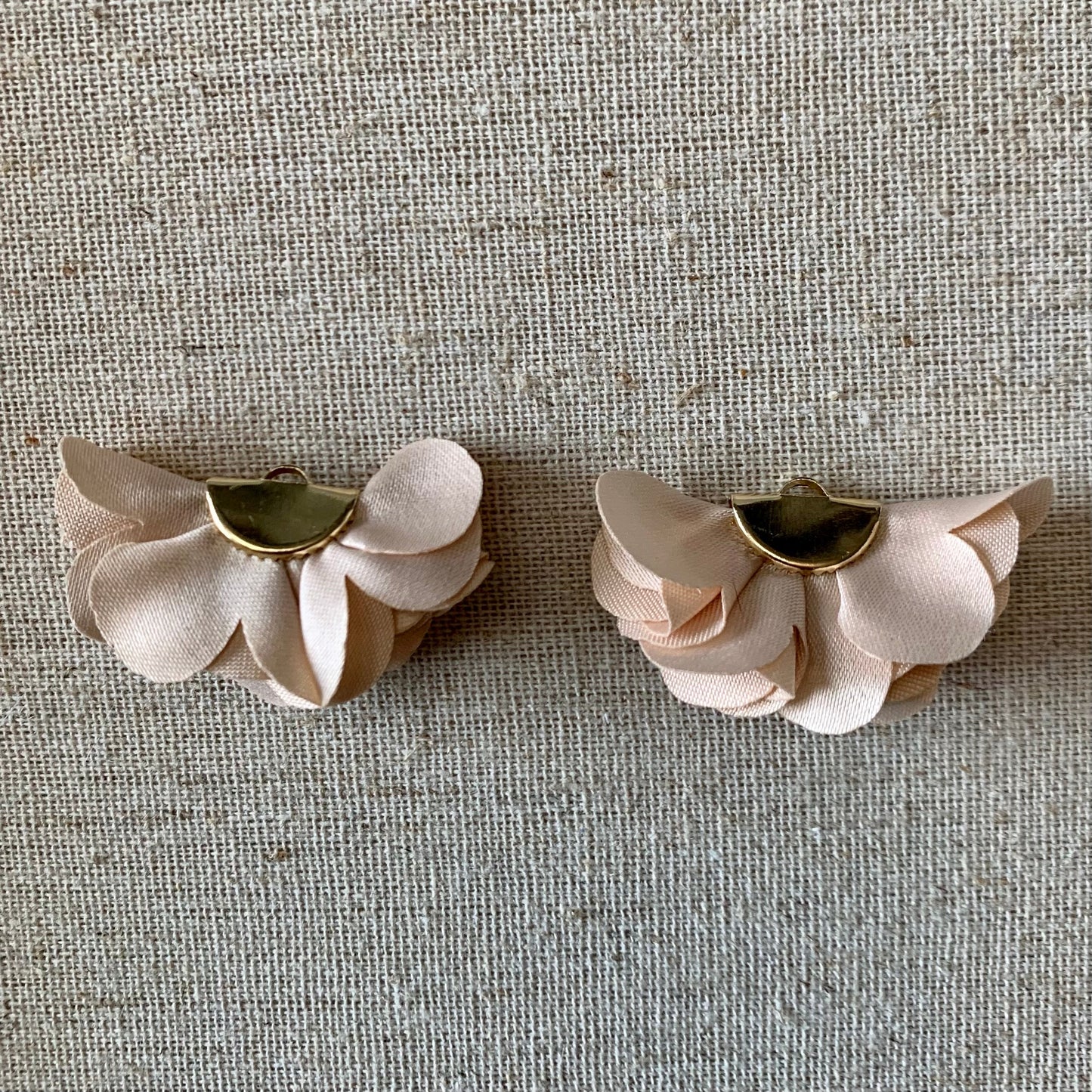Pompons en pétales de rose, vendus par paires, voir les autres options de couleur dans le menu déroulant