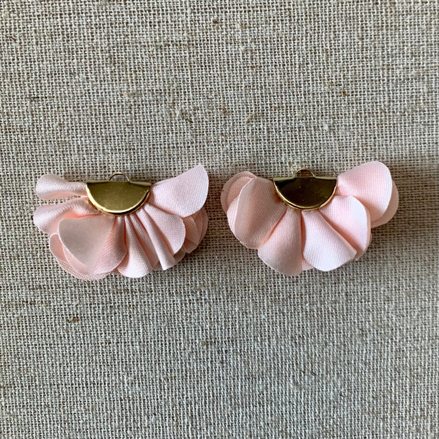 Pompons en pétales de rose, vendus par paires, voir les autres options de couleur dans le menu déroulant