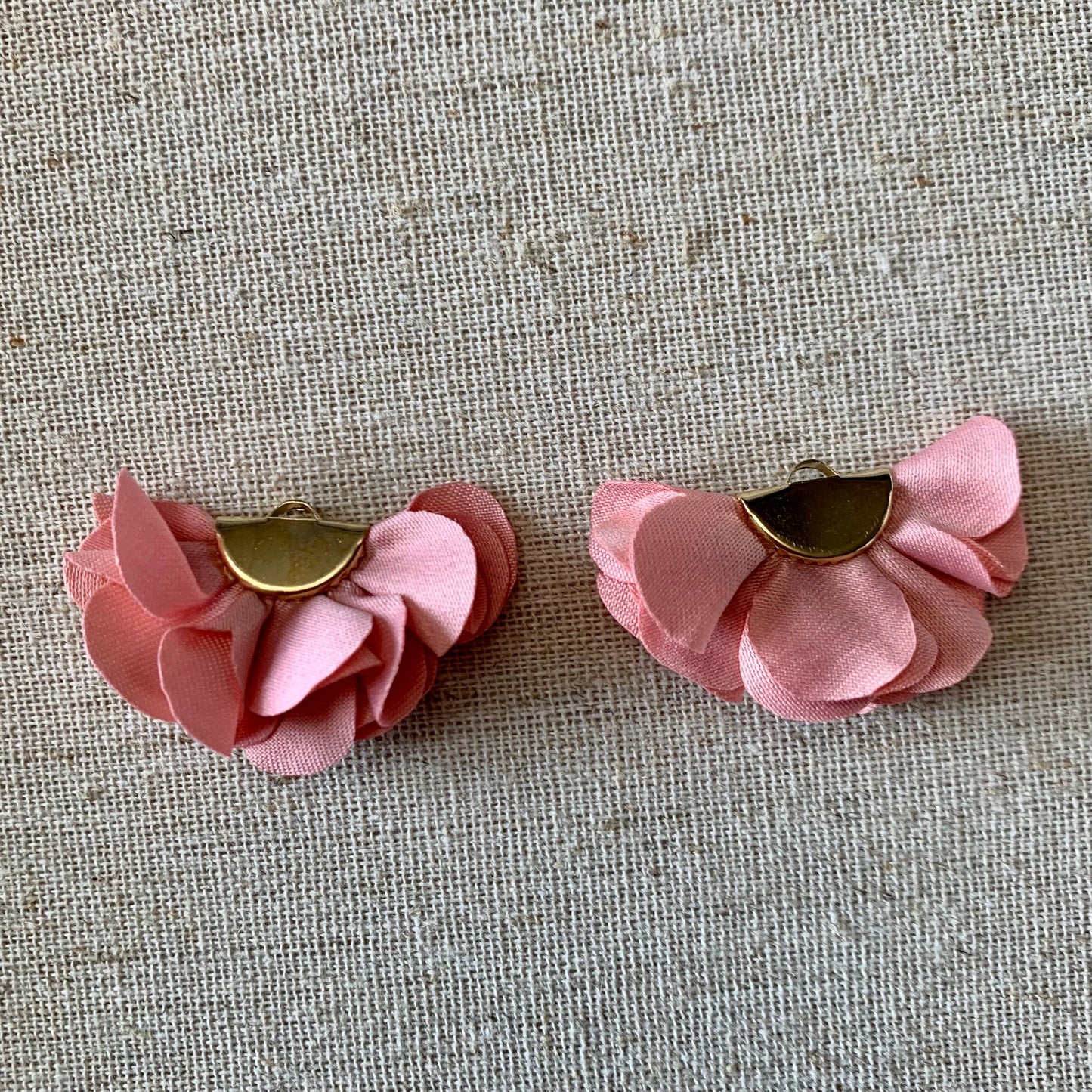 Pompons en pétales de rose, vendus par paires, voir les autres options de couleur dans le menu déroulant