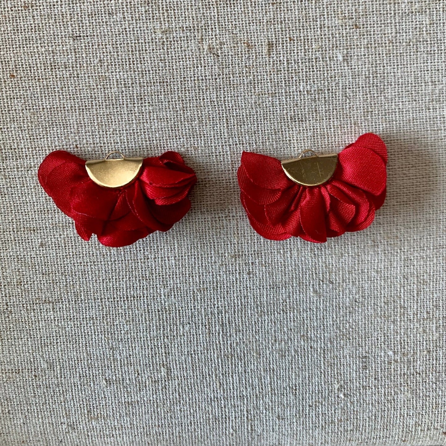 Pompons en pétales de rose, vendus par paires, voir les autres options de couleur dans le menu déroulant