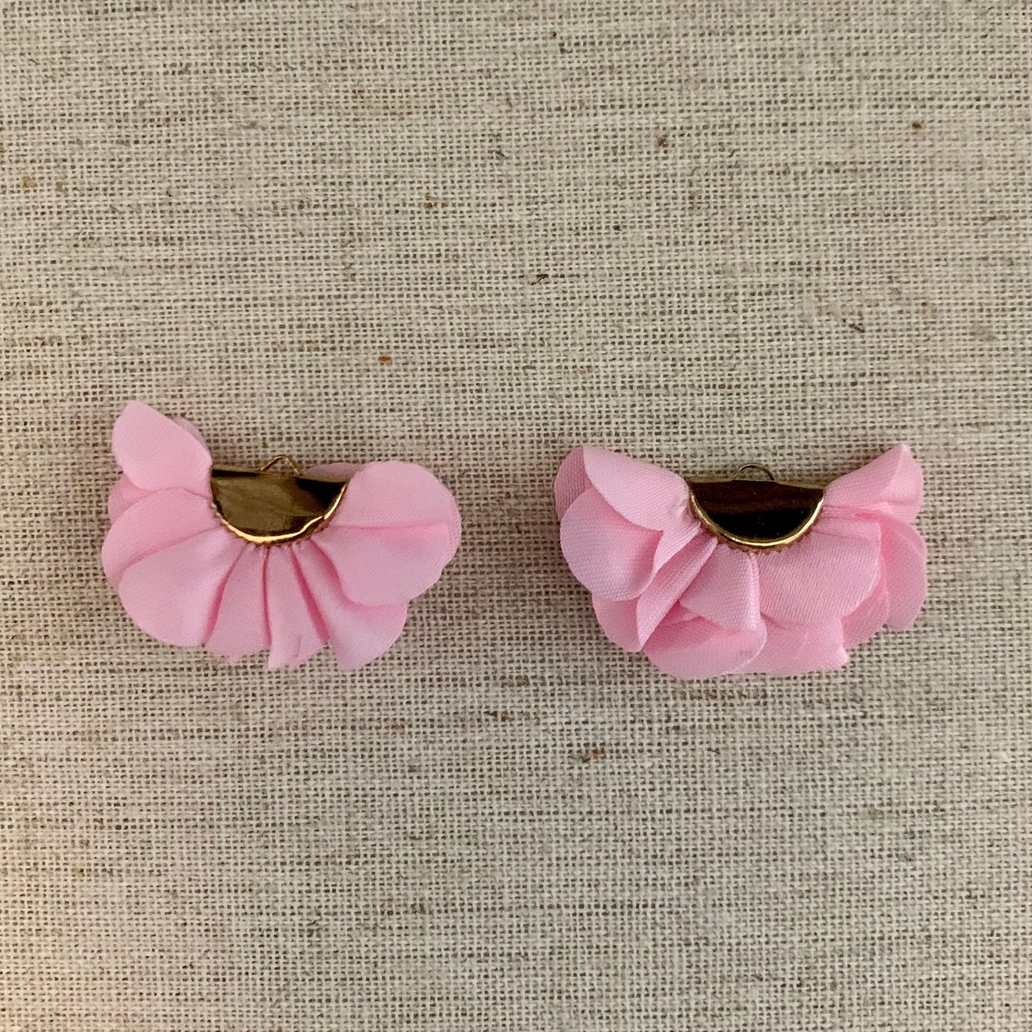 Pompons en pétales de rose, vendus par paires, voir les autres options de couleur dans le menu déroulant