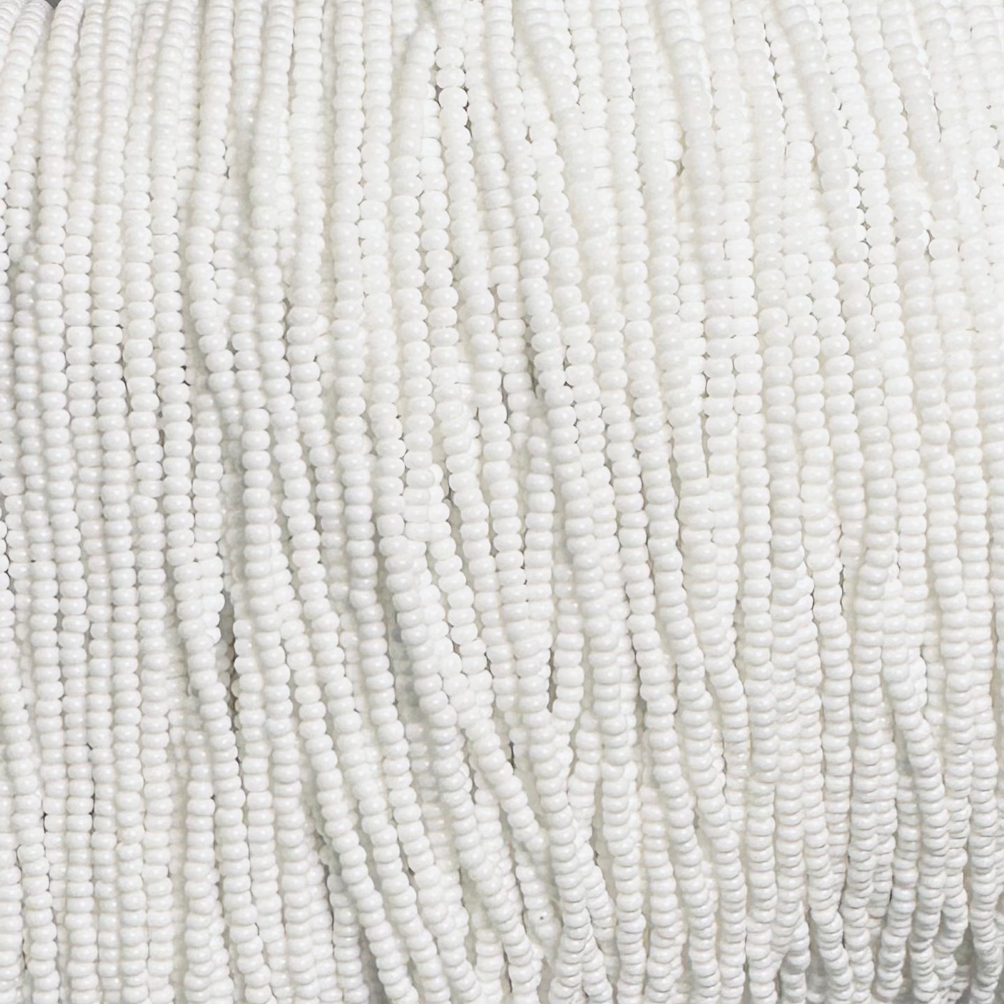 Perles de rocaille Preciosa 11/0 enfilées en blanc opaque