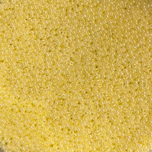 Perles de rocaille Preciosa 10/0 Ceylan blanches teintes en jaune, vendues en sachets de 50 g en gros