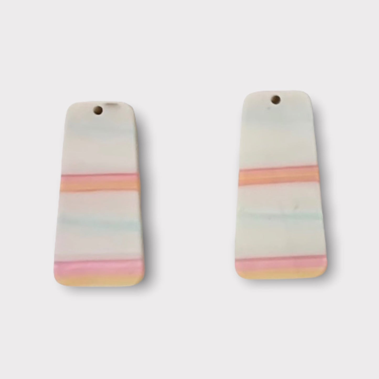 Casquillos acrílicos de mármol pastel, con un orificio para coser, se venden en pares (ver opciones de color)