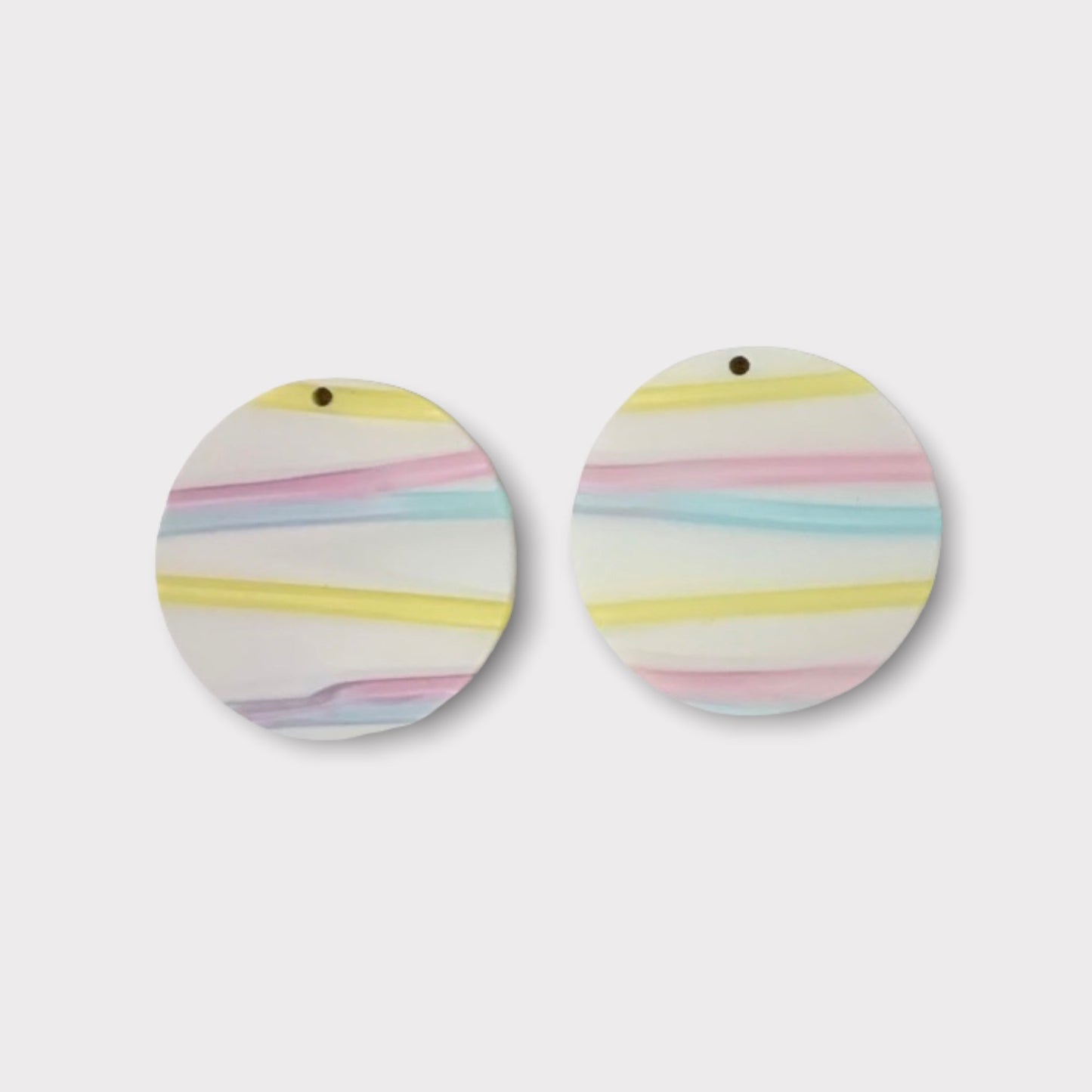 Casquillos acrílicos de mármol pastel, con un orificio para coser, se venden en pares (ver opciones de color)